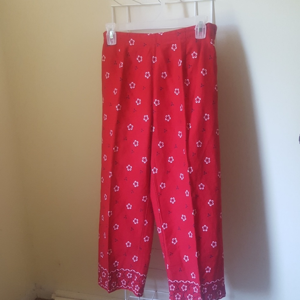 Real Comfort💙 Red and White Floral Capri Pants